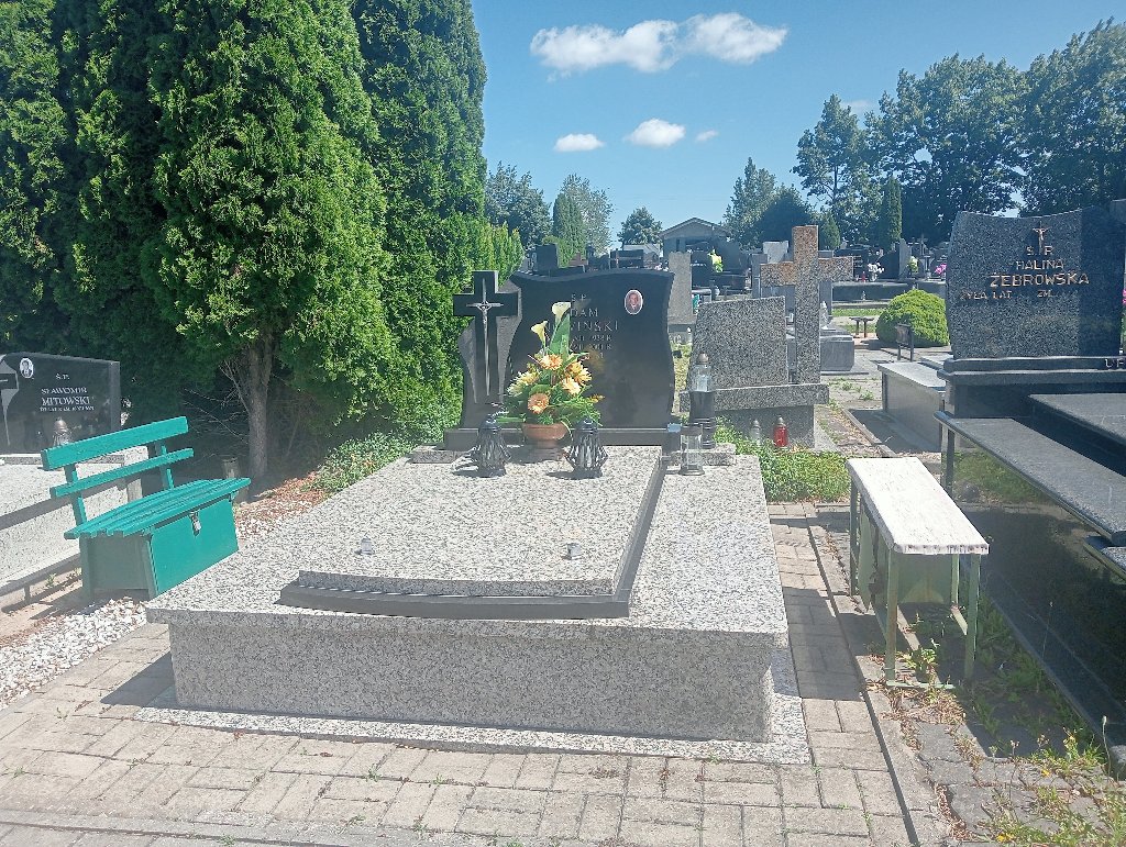 Grób Adam Nowiński